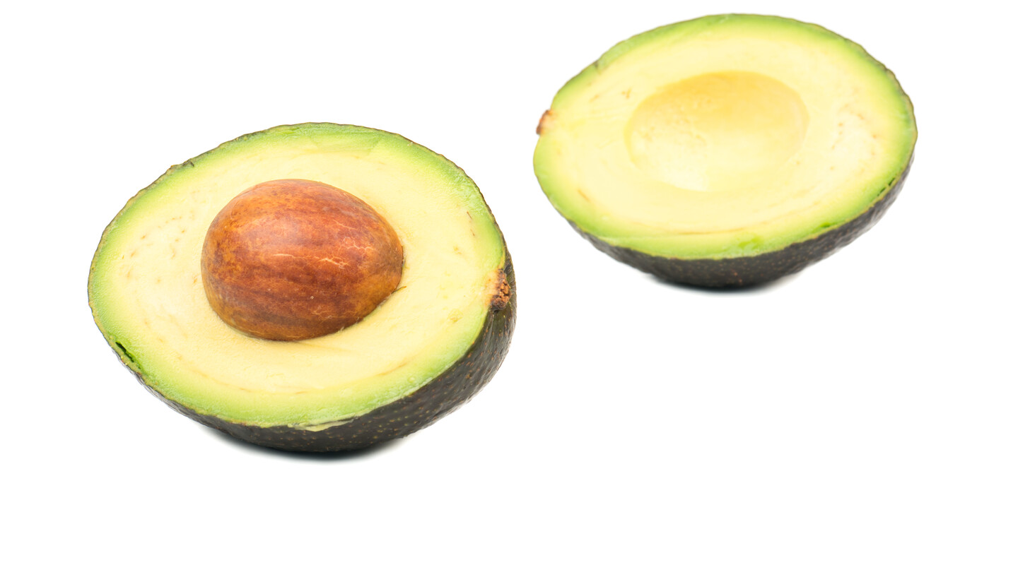 Een opengesneden avocado
