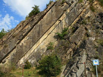 Verschillende lagen sedimentair gesteente op elkaar in de Pyreneeën bij Castiello de Jaca.