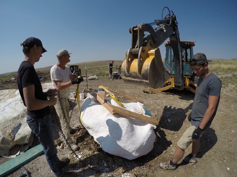 Onderzoekers pakken de botten goed in voordat de vondsten naar Nederland gevlogen worden