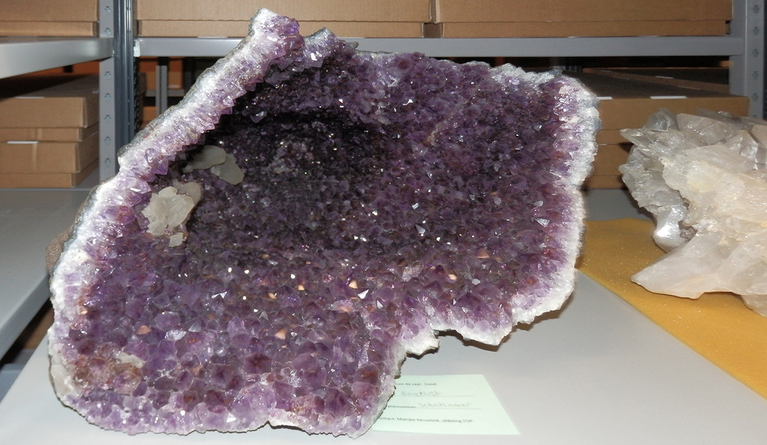 Geode amethyst mineraal