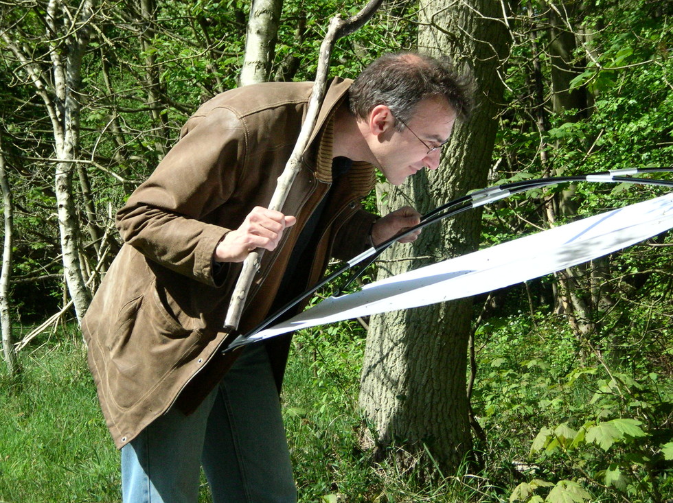 Menno Schilthuizen bestudeert insecten in het veld.