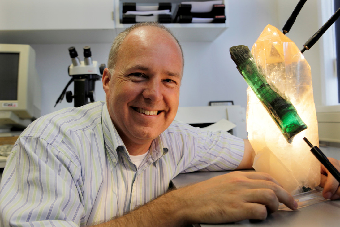  Hanco Zwaan is mineraloog bij het Nederlands Edelsteen Laboratorium in Naturalis