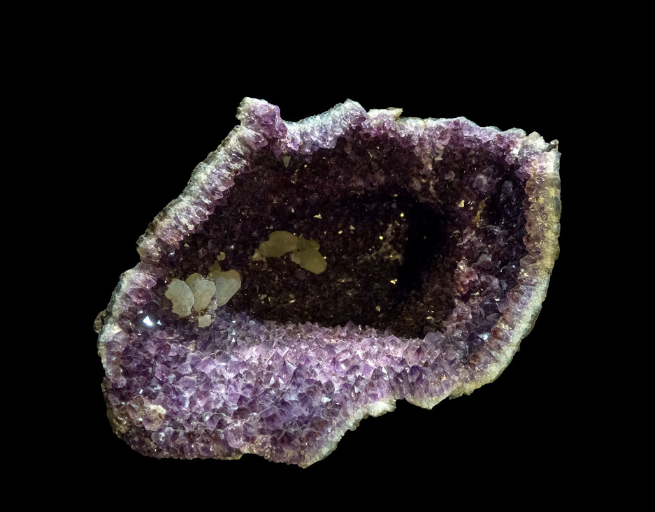 Geode met amethist- en gipskristallen in de collectie