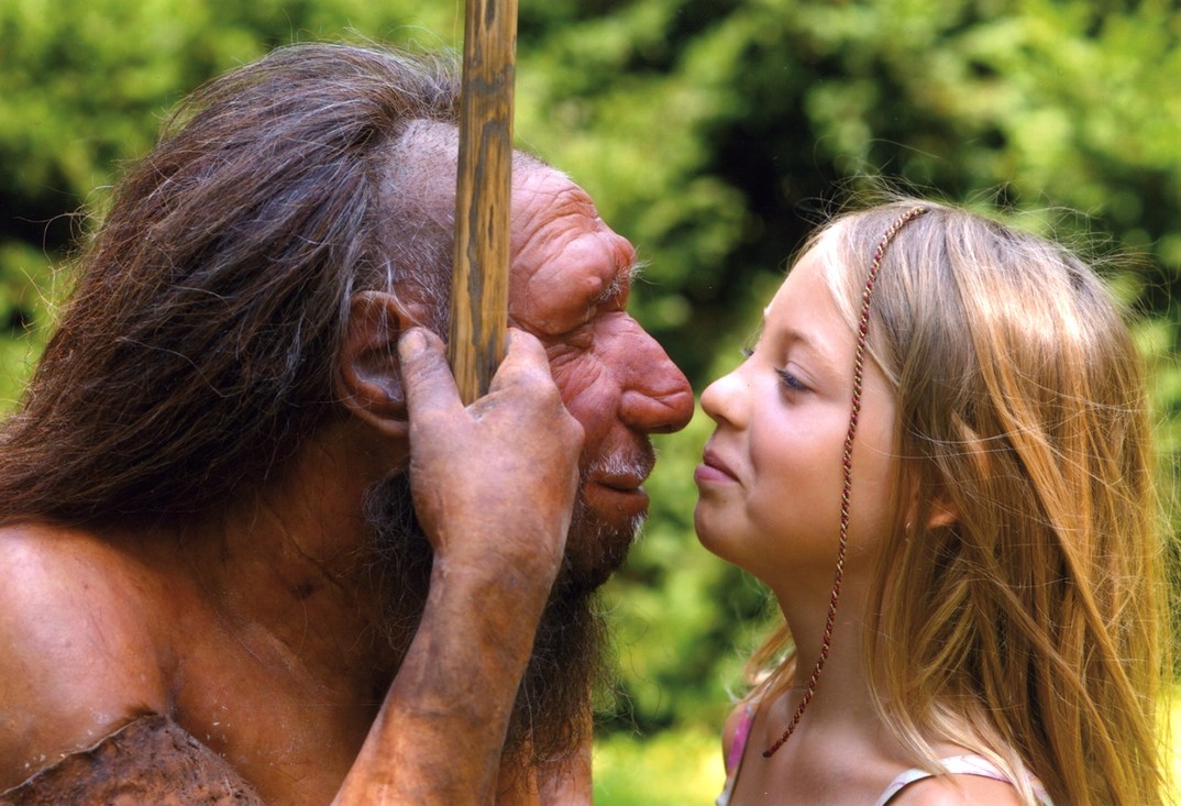 Neanderthaler Mr. N in het NeanderthalMuseum met een meisje.