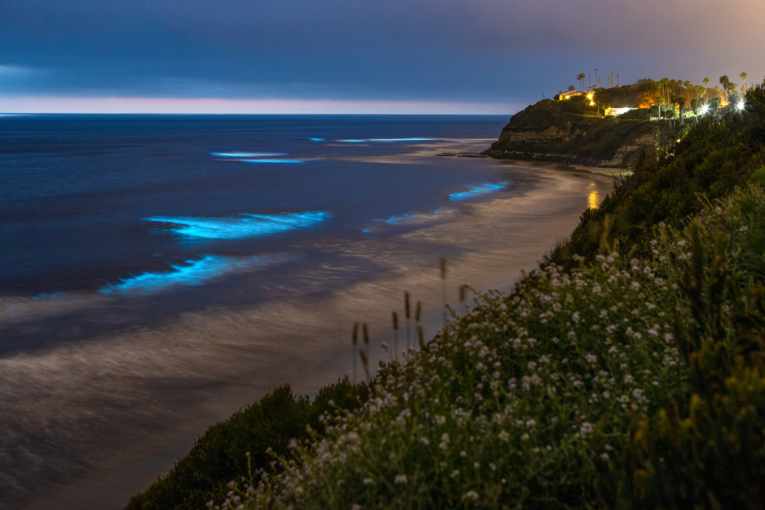 Lichtgevende kustlijn in Encinitas, San Diego, California.