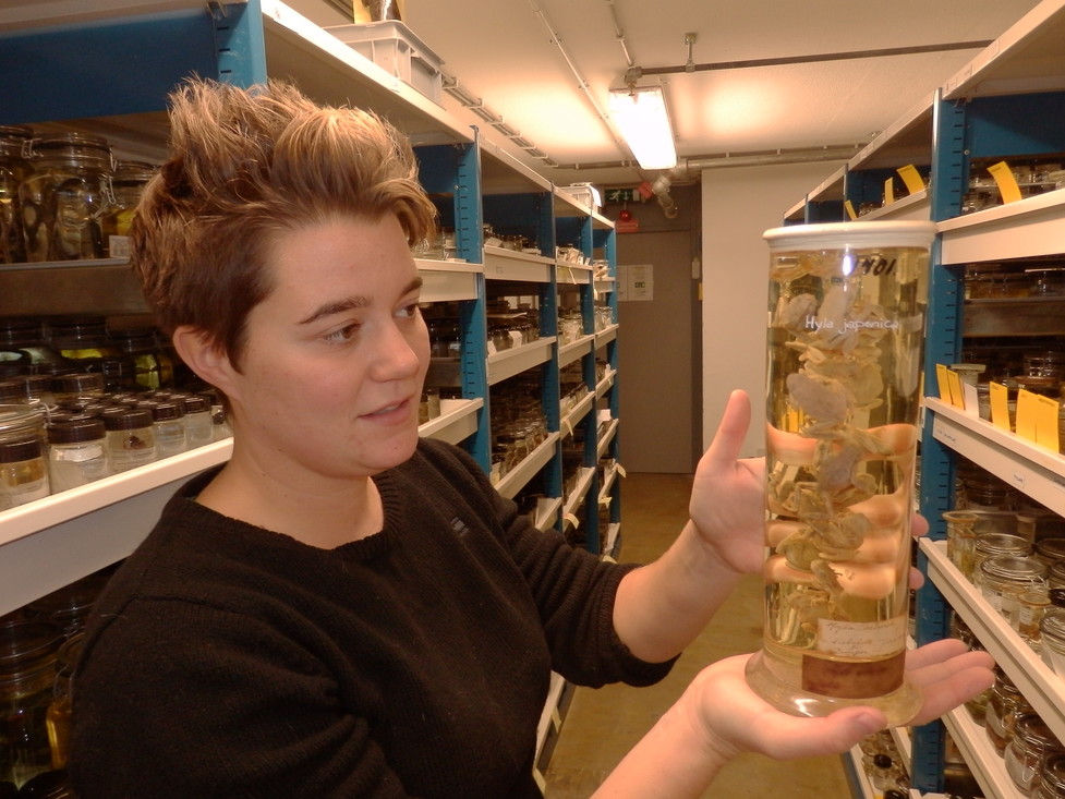 Esther Dondorp met boomkikkers op sterk water.