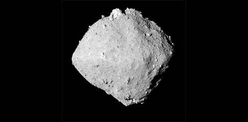 Planetoïde Ryugu heeft een diameter van ongeveer 900 meter.