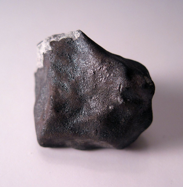 Duidelijke zwarte smeltkorst op de buitenkant van een steenmeteoriet. 