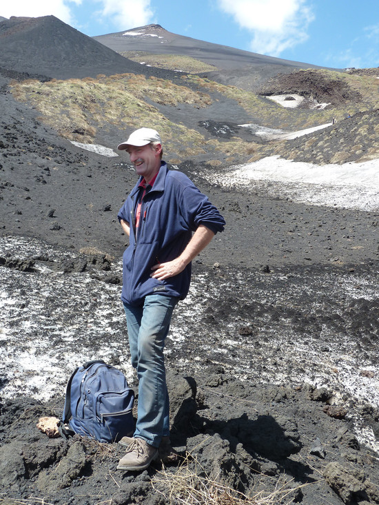 Leo op de Etna vulkaan met een rugzak vol mineralen.