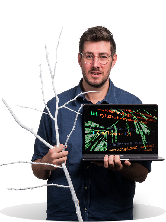 Onderzoeker Rutger Vos met een stamboom in zijn rechterhand en in zijn linkerhand een laptop met een computercode die hij gebruikt
