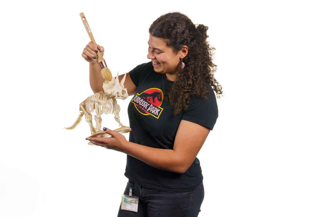 Yasmin met een 3D print van het triceratopsskelet die in het museum staat.