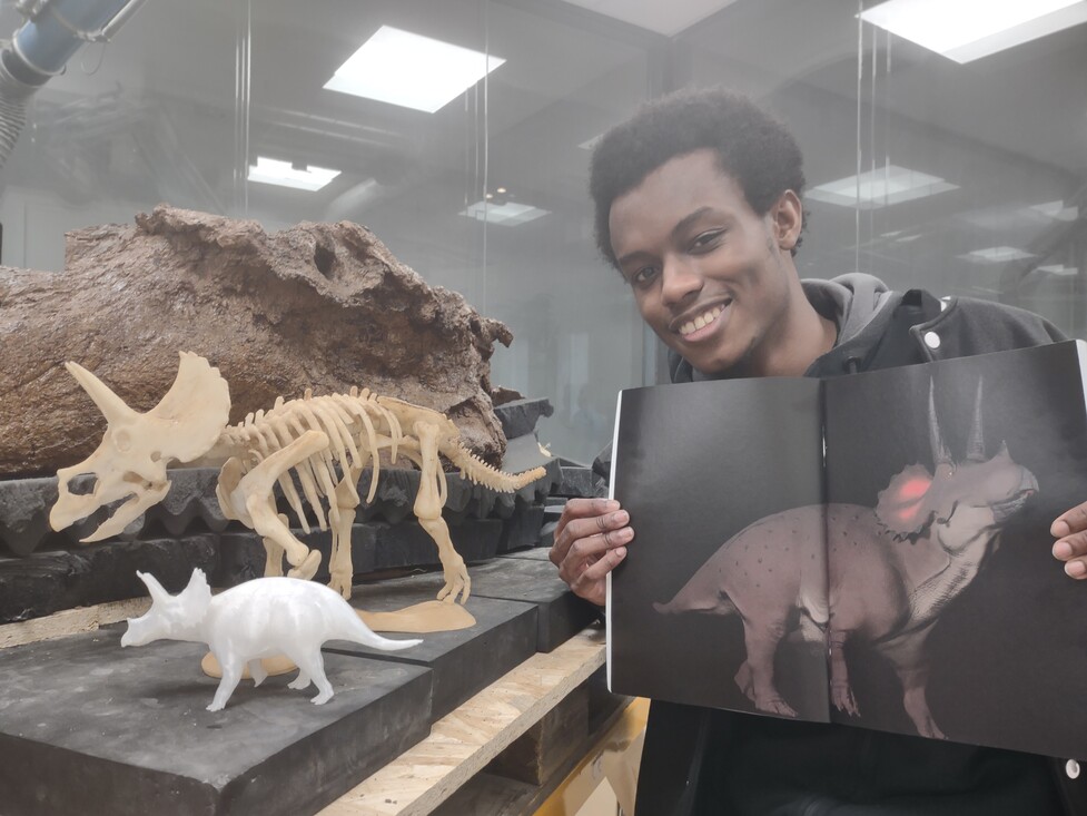 Ydnas met zijn afbeelding van Triceratops in het Dinolab.