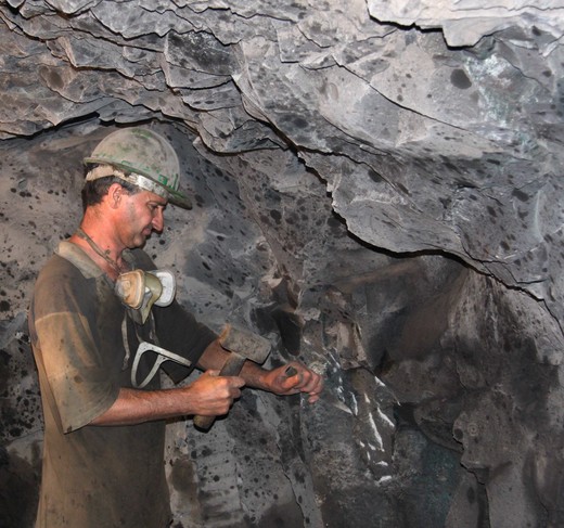 Een mijnwerker aan het werk