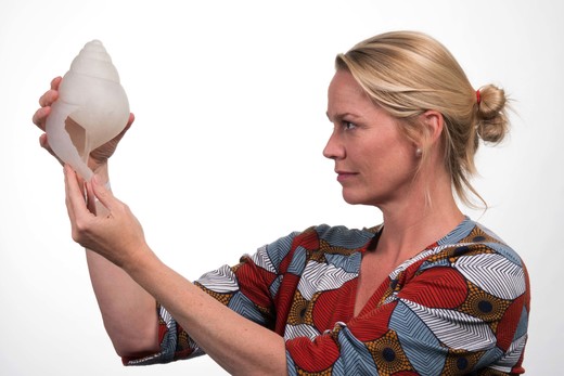 Katja onderzoekt een vergroot 3D model van een kalkschelp