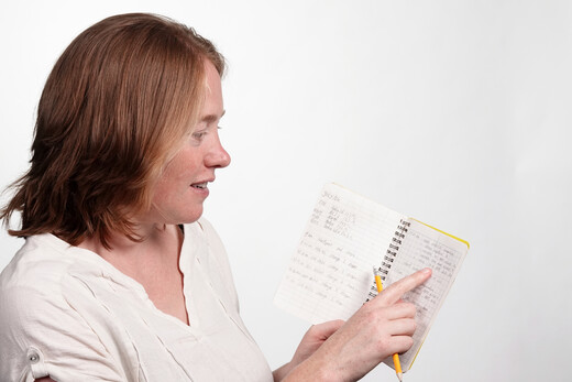 Onderzoekster Aafke Oldenbeuving met een notitieboekje en een pen in haar hand