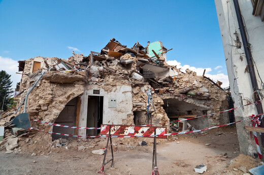 Een ingestort gebouw in l’Aquila, Italië, na de aardbeving van april 2009