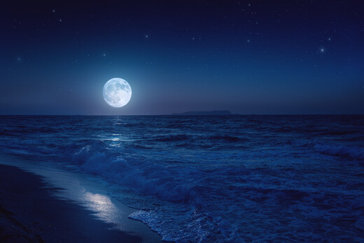 De maan trekt aan de zee