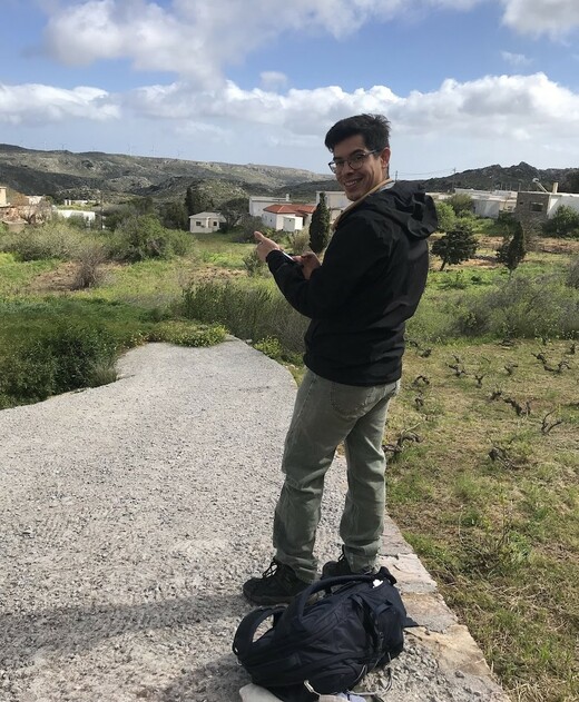 Andres Rivera Quiroz op onderzoek op Kreta