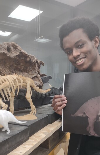 Ydnas met zijn afbeelding van Triceratops in het Dinolab.