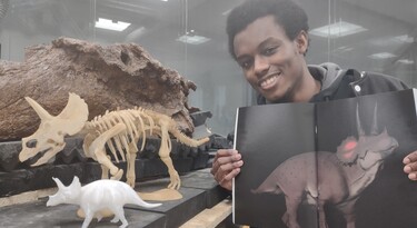 Ydnas met zijn afbeelding van Triceratops in het Dinolab.