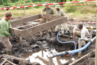 De polder werd drooggepompt en de schotbekisting geplaatst.