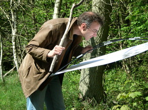 Menno Schilthuizen bestudeert insecten in het veld.