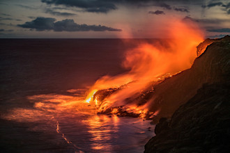 Lava stroomt de zee in.