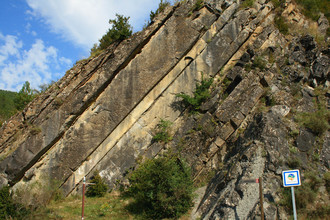 Verschillende lagen sedimentair gesteente op elkaar in de Pyreneeën bij Castiello de Jaca.