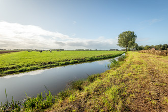 Nederlands landschap na onderhoud aan de sloot