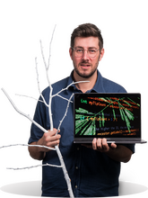 Onderzoeker Rutger Vos met een stamboom in zijn rechterhand en in zijn linkerhand een laptop met een computercode die hij gebruikt